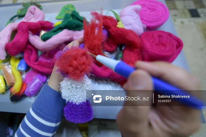 🎨 Tətbiqi sənət ustası Mehriban Əliyeva 

⚙️ Tətbiqi sənət ustası Mehriban Əliyeva ixtisasca mühəndis olsa da, 🧶 nənəsinin xalçaçılıqla məşğul olması incəsənətin onun həyatında mühüm yer tutmasına səbəb olub. 🏠 Böyüdüyü mühit onu zamanla tətbiqi sənətə yönəldərək müxtəlif əl işləri yaratmağa sövq edib.

 🇺🇿 Bir müddət Özbəkistanda yaşayan Mehriban Əliyeva rəssamlıq məktəbində dekorativ-tətbiqi sənət üzrə dərslər verib və 🖼 çoxsaylı sərgilərdə iştirak edib. 🐑 Onun keçə sənətinə marağı isə Bakıda keçirilən keçə sərgisi zamanı yaranıb. 🤝 Həmin sərgidə özbəkistanlı keçəçilərlə tanış olaraq bu sənətin incəliklərini öyrənib və 📈 zamanla bacarıqlarını təkmilləşdirərək peşəkar şəkildə bu sahə ilə məşğul olmağa başlayıb. 

 📸 Daha çox foto və məlumat üçün link:⤵️
https://photostock.az/media/6A2A4182B0BD2

#tətbiqisənət #photostockaz #sənətustası #bakı #azərbaycan
