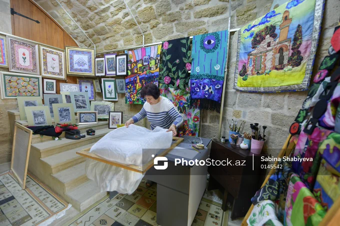 🎨 Tətbiqi sənət ustası Mehriban Əliyeva 

⚙️ Tətbiqi sənət ustası Mehriban Əliyeva ixtisasca mühəndis olsa da, 🧶 nənəsinin xalçaçılıqla məşğul olması incəsənətin onun həyatında mühüm yer tutmasına səbəb olub. 🏠 Böyüdüyü mühit onu zamanla tətbiqi sənətə yönəldərək müxtəlif əl işləri yaratmağa sövq edib.

 🇺🇿 Bir müddət Özbəkistanda yaşayan Mehriban Əliyeva rəssamlıq məktəbində dekorativ-tətbiqi sənət üzrə dərslər verib və 🖼 çoxsaylı sərgilərdə iştirak edib. 🐑 Onun keçə sənətinə marağı isə Bakıda keçirilən keçə sərgisi zamanı yaranıb. 🤝 Həmin sərgidə özbəkistanlı keçəçilərlə tanış olaraq bu sənətin incəliklərini öyrənib və 📈 zamanla bacarıqlarını təkmilləşdirərək peşəkar şəkildə bu sahə ilə məşğul olmağa başlayıb. 

 📸 Daha çox foto və məlumat üçün link:⤵️
https://photostock.az/media/6A2A4182B0BD2

#tətbiqisənət #photostockaz #sənətustası #bakı #azərbaycan