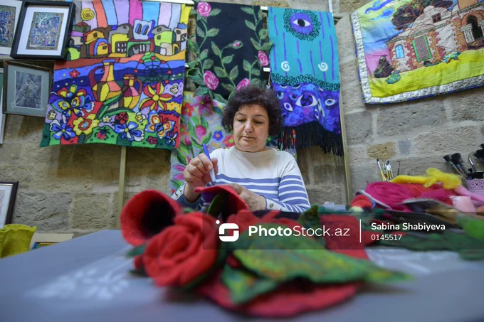🎨 Tətbiqi sənət ustası Mehriban Əliyeva 

⚙️ Tətbiqi sənət ustası Mehriban Əliyeva ixtisasca mühəndis olsa da, 🧶 nənəsinin xalçaçılıqla məşğul olması incəsənətin onun həyatında mühüm yer tutmasına səbəb olub. 🏠 Böyüdüyü mühit onu zamanla tətbiqi sənətə yönəldərək müxtəlif əl işləri yaratmağa sövq edib.

 🇺🇿 Bir müddət Özbəkistanda yaşayan Mehriban Əliyeva rəssamlıq məktəbində dekorativ-tətbiqi sənət üzrə dərslər verib və 🖼 çoxsaylı sərgilərdə iştirak edib. 🐑 Onun keçə sənətinə marağı isə Bakıda keçirilən keçə sərgisi zamanı yaranıb. 🤝 Həmin sərgidə özbəkistanlı keçəçilərlə tanış olaraq bu sənətin incəliklərini öyrənib və 📈 zamanla bacarıqlarını təkmilləşdirərək peşəkar şəkildə bu sahə ilə məşğul olmağa başlayıb. 

 📸 Daha çox foto və məlumat üçün link:⤵️
https://photostock.az/media/6A2A4182B0BD2

#tətbiqisənət #photostockaz #sənətustası #bakı #azərbaycan