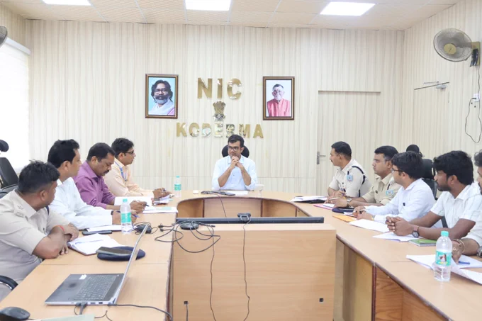 आज जिला राजमार्ग सुरक्षा टास्क फोर्स की बैठक आयोजित कर राष्ट्रीय राजमार्गों पर अवैध अतिक्रमण हटाने, अनधिकृत निर्माण रोकने, हाईवे निगरानी व्यवस्था सुदृढ़ करने एवं सड़क सुरक्षा मानकों के प्रभावी अनुपालन करने का निर्देश संबंधित अधिकारियों को दिया।
साथ ही संबंधित विभागों को नियमित गश्ती, जन-जागरूकता अभियान, आधुनिक यातायात निगरानी प्रणाली एवं आपातकालीन सुविधाओं को मजबूत कर सुरक्षित एवं व्यवस्थित राजमार्ग व्यवस्था सुनिश्चित करने का निर्देश दिया।

#DistrictAdministrationKoderma Office of Chief Minister, Jharkhand National Highways Authority of India - NHAI IPRD Koderma