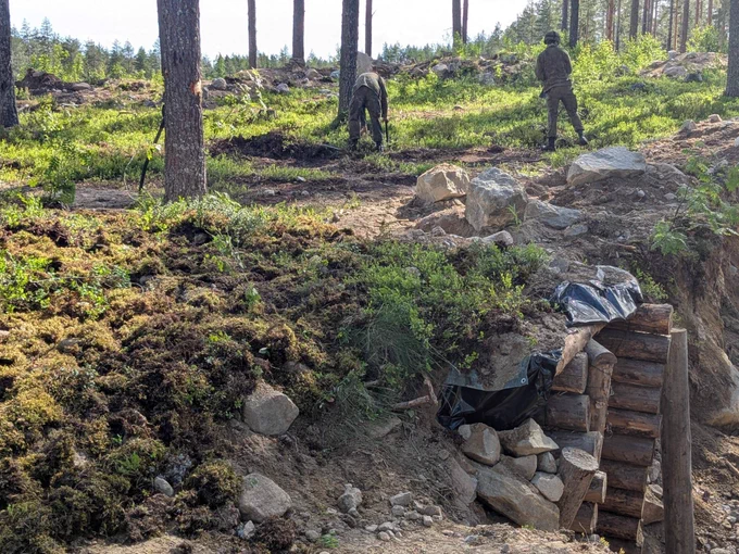 varusmiehet rakentavat juoksuhautaa maastossa