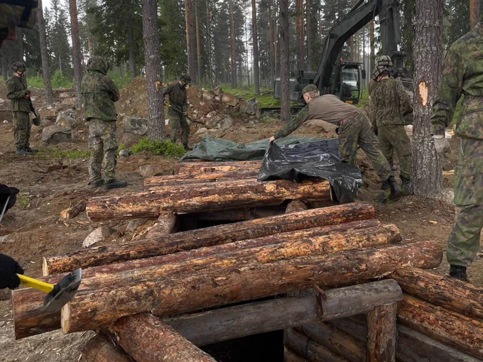 varusmiehet rakentavat juoksuhautaa maastossa