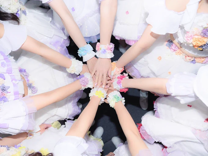 💜優ちゃん(さん)
🧡ほなみん(さん)
💛莉央ちゃん(さん)
💚ちなてぃ(さん)
🤍やねちゃん(さん)
❤️なっちゃん(さん)

昨日までと、昨日の本番と、今までたくさんありがとうございました🌈‪‪❤︎‬ ゆんはダンス苦手なので、次から次へと直すところとか出てくるのに、みんなとても優しく教えてくれて、本当に嬉しかったですㅠ‪ ̫ㅠ♡

みんなすごく可愛いし優しいし上手だし面白いし、リスペクトするところしかない！😂って感じで、一緒にいる時間が既にとても大好きです♡

ゆんは前のグループで上の方で、歴的にも年齢的にも先輩がいなくて、そういう意味では頼れる存在というのがほぼいなかったので、今自分が26歳なのにグループ下から数えて3番目の若さであることにまだびっくりだし、頼れる存在がいること、とても心強いです（ ᵕ̩̩ ᵕ̩̩ ）

まだ出会ってから日が浅くて、知らないこともお互いたくさんあると思うので、時間かけて仲良くなれたら嬉しいです🥹✨️

これからもよろしくお願いします꒰՞⸝⸝⊃ ·̫ <՞꒱