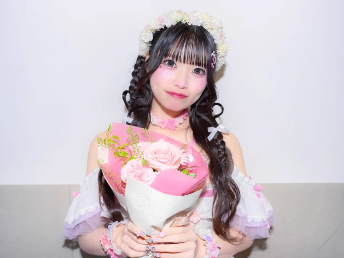 加入までのお話を少し💭

ドリモンが、グループコンセプトとして
『夢の続きをもう一度。』
『何かを始めることはいくつになっても遅くはない。』

この二文を掲げていたことが、志望動機となりました！
そして、それに伴い覚悟を決め、年齢公開をしました💥
本当の年齢です！詐称してないです🥹🥹🥹(笑)
今26歳で、次の誕生日で27歳を迎えます。🙈

ですが、先輩方がそうであるように、ゆんも年齢はただの数字であることを、ライブパフォーマンス等で証明していき、年齢でアイドルという夢を諦めてしまう人が踏みとどまれるきっかけの1人になりたいです。❤️‍🔥

また、ドリモンは来月7月11日に結成11周年を迎える、歴史あるグループです。📚
昨年のZepp DiverCityワンマンに至るまでの軌跡など、これまでドリモンで先輩方が幾多の困難を乗り越え、築き、繋いでくださった歴史の上に立たせていただくからには、その重みを理解し、更に大きなステージを目指せるような存在になって、少しでもグループのために力になりたいです🥹
メンバーの入れ替わりはあれど、1つのグループがこんなに長く続くことって昨今のアイドル飽和時代において本当に凄いことだと思っているので、その一員になれて本当に嬉しい気持ちでいっぱい🥲

私は年齢の割にアイドル歴はそんなに長い方ではなく、まだまだ経験も未熟なので、アイドル1年生のつもりで、新たにこの場所で直向きに頑張ります！🔰🔥


⟡.───────── .⟡


衣装👗
ドリモンファンの方々は、なんの衣装なんだろう？となっていたそうですが、このとおり、お花衣装でデビューさせていただきました💐
Zepp Diverのときの衣装なので、これでスタートをきれるのが個人的にとても嬉しかったです꒰՞⸝⸝⊃ ·̫ <՞꒱
白×ピンクはゆんには可愛すぎちゃってて、濃い色が似合うと思っている自分にとっては苦手とする組み合わせで、似合える自信が今も全然ないんですけど、時間をかけて、ピンクが自他ともにしっくりくるアイドルになれるように自分磨きこれから頑張ります🩷！！

写真📸
こうやってステフォやオフショ(?)を良いカメラで撮っていただける環境もゆんにとっては今まで当たり前ではなかったので、恵まれた環境に感謝してます🥹高画質のものをみんなに届けられて嬉しい🥳