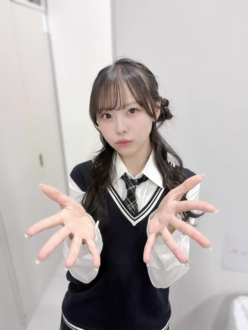 近い日にちから受付終了になっていくので、とりあえず話してみたい！な方は
7/11.12のどちらかで 待ち合わせしませんか？😽


握手会は〜
7/25.26 どちらも 2部とか！どうですか？🫶🏻

ちなみにパシフィコ横浜では、
22歳になりたてほやほや（8/24誕生日です♩）のみそらに会えますよ🥰




参考までに、、みそらちゃんってこんな子！

・ミステリー好きで最近YouTubeを始めました🔎
ロマンがある 世界の謎が好きです〜〜！

・ジブリが好き！！たくさん語ろうー！！
魔女の宅急便が特に大好きなのですが、どの作品もほんっとに大好きで！物心ついた時から ノージブリノーライフなのです🐾

・ソシャゲ好き🎮
プレイしているのは あんスタ、ツイステ、アイナナ、まほやく！！あんスタは、スタライ参戦などもしているよ〜🎤 ゲームもかなりガチで頑張っております！ツイステの3Dライブも行きましたっ！

・アニメも好き🫶🏻
小学5年生のときに「おそ松さん」をリアタイしたのがきっかけでず〜っとアニオタです！！笑
ギャグアニメからバトル系までたくさん観るよ！
最近だと20周年を迎えたコードギアスがしばらくアツいですね✊🏻 復刻上映を観に 映画館もいきました！
あとここに来て逆に、ONEPIECE を観ています。はよ追いつくぞ！！

・京都うまれ京都育ちの 抹茶大好きガールなので
おすすめのスイーツとかも教えて欲しいな🍵🌿‬

・パフォーマンスの研究をするのも好きです！
なので 公演やコンサートのときに感じてくれた、みそらのパフォーマンスについて語り合ったりもしたい！
みんなの目にどう映ってるのか知りたい🙂‍↕️✨