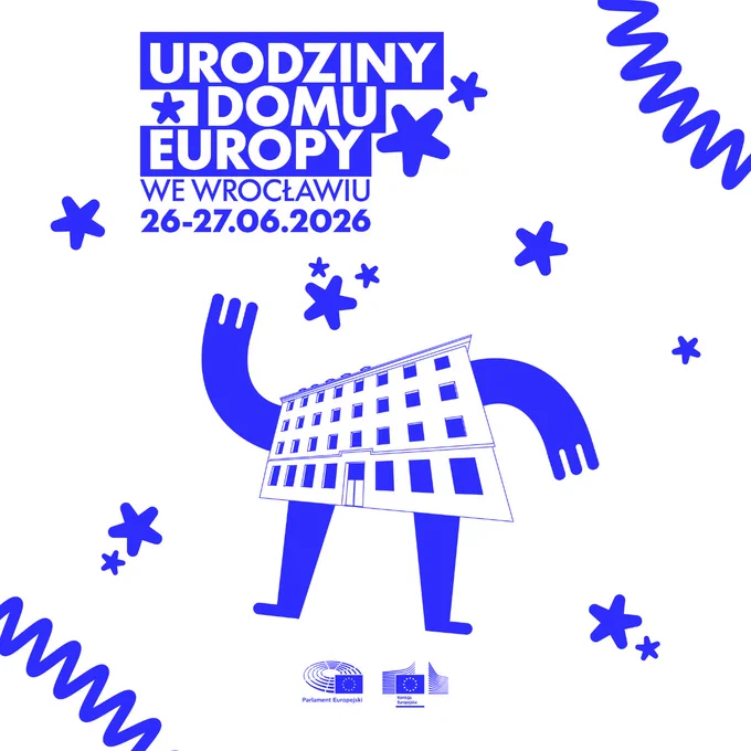Tytuł: URODZINY DOMU EUROPY WE WROCŁAWIU 26-27.06.2026
Grafika przedstawia zanimowany Dom Europy we Wrocławiu z dorysowanymi rękami i nogami oraz na dole loga Parlamentu Europejskiego oraz Komisji Europejskiej