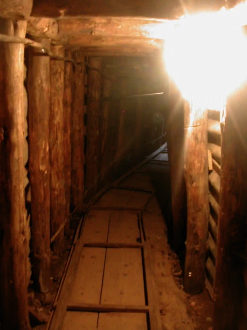 Bagian terowongan Sarajevo yang telah direkonstruksi.

Source: https://www.wikipedia.org