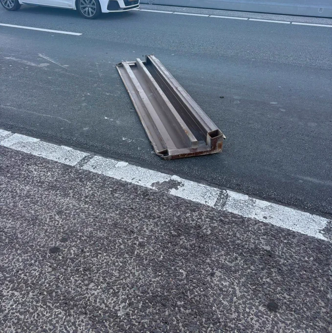 Het voorwerp waar de auto's overheen gereden zijn.