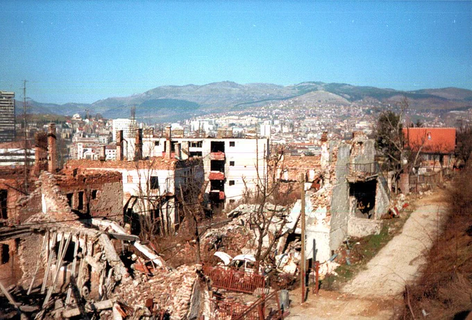 Distrik Sarajevo hancur selama Pengepungan Sarajevo.

Source: https://www.wikipedia.org