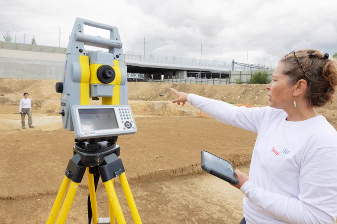 Lors de la fouille chaque pièce est numérotée et démontée au tachéomètre laser robotisé © Hamid Azmoun, Inrap