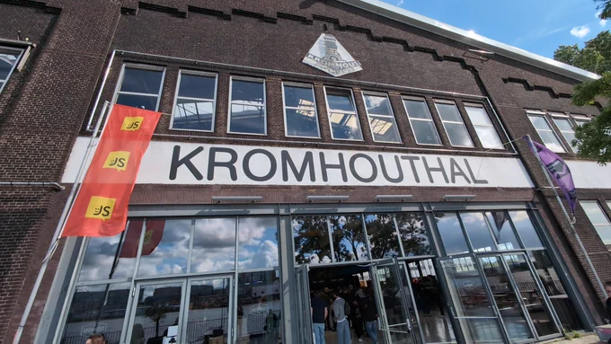 JSNation flag outside Kromhouthal