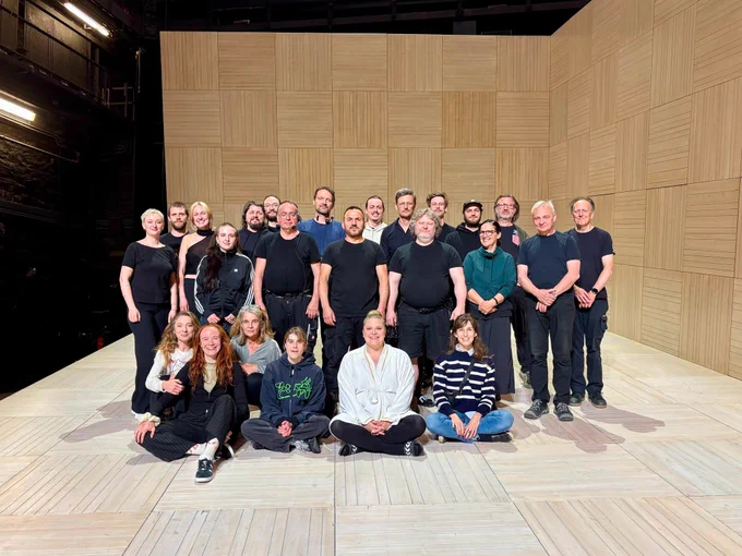Gruppenfoto mit 24 Personen im Bühnenbild 