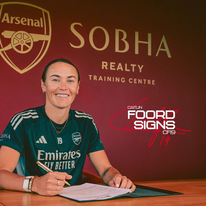 Caitlin Foord signs a new contract with The Arsenal.