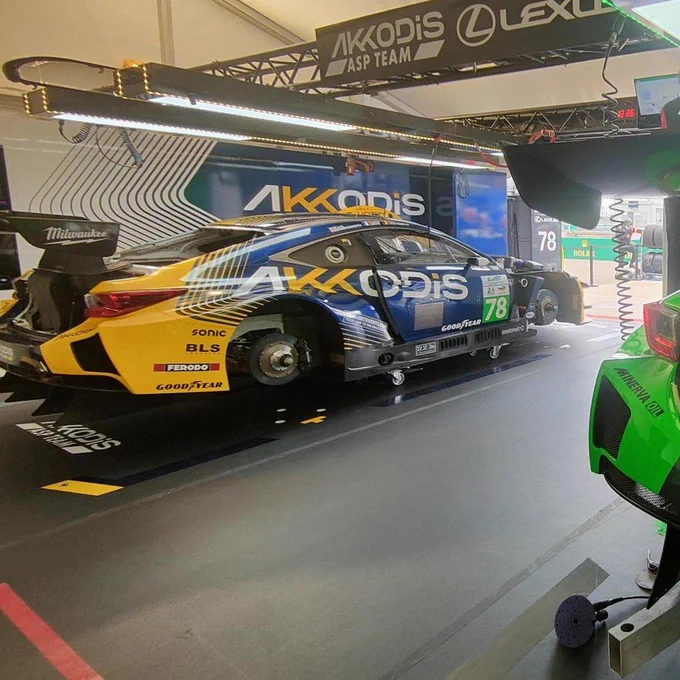 Cette semaine, nous avons eu le privilège d’ouvrir les portes de l’univers de l’endurance à nos clients, en leur offrant une immersion unique au plus près d’Akkodis ASP Team.

Avant le grand départ des 24 Heures du Mans, les équipes sont en pleine préparation : derniers ajustements techniques, concentration maximale, et cette énergie si particulière qui précède les grandes courses.

Ces moments dans le paddock rappellent à quel point la performance est aussi une histoire de passion, de précision… et de collectif.

Une immersion privilégiée, marquée par des échanges enrichissants avec les ingénieurs et les mécaniciens, les pilotes dans leur préparation mentale, ainsi qu’avec l’ensemble des coulisses d’un sport où chaque détail contribue à la performance.

Ravis d’avoir partagé cette expérience privilégiée avec nos clients, au plus près d’un univers où passion, expertise et esprit d’équipe sont les moteurs de la performance.
