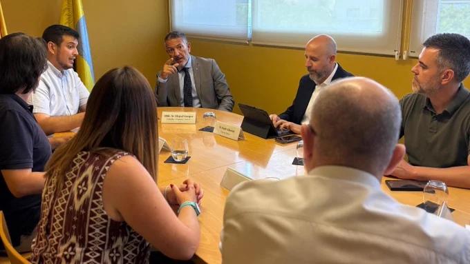 El conseller d'Empresa i Treball, Miquel Sàmper, es reuneix amb l'equip de govern de Santa Coloma de Cervelló