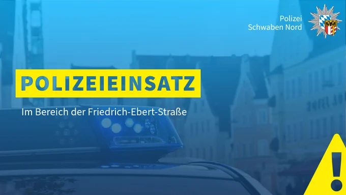 Das Bild zeigt ein leuchtendes Blaulicht auf einem Polizeistreifenwangen im Stadtgebiet. Das Foto hat ein blaues Overlay und eine gelbe Überschrift „Polizeieinsatz“ und einem gelben Dreieck mit Ausrufezeichen als Icon unten rechts. Oben rechts befindet sich ein Polizeistern. 