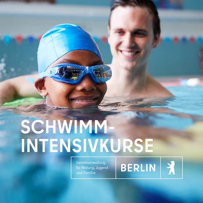 Schwimm-Intensivkurse
Ein Junge mit Taucherbrille schwimmt, im Hintergrund ist ein Schwimmlehrer zu sehen.