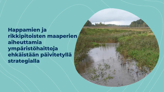 Tekstiplanssi, jossa kuva ojasta ja niitystä sekä teksti: "Happamien ja rikkipitoisten maaperien aiheuttamia ympäristöhaittoja ehkäistään päivitetyllä strategialla". 