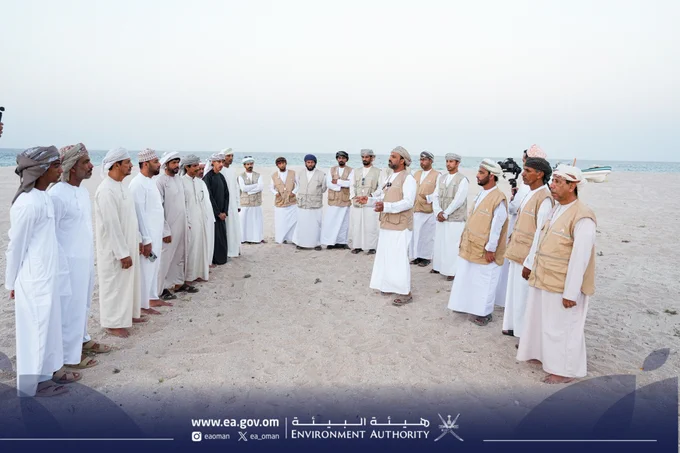 صورة لمجموعة أشخاص يقفون على الشاطئ.