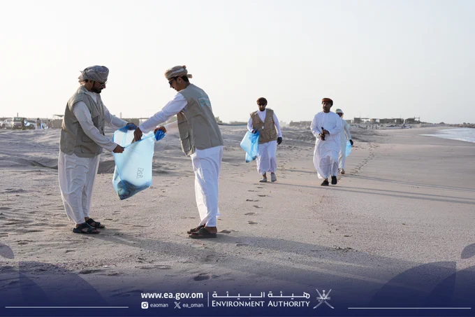 مجموعة أشخاص ينظفون الشاطئ.
