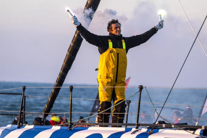 Charlie Dalin à la proue de son bateau lors de sa victoire au Vendée Globe 2025