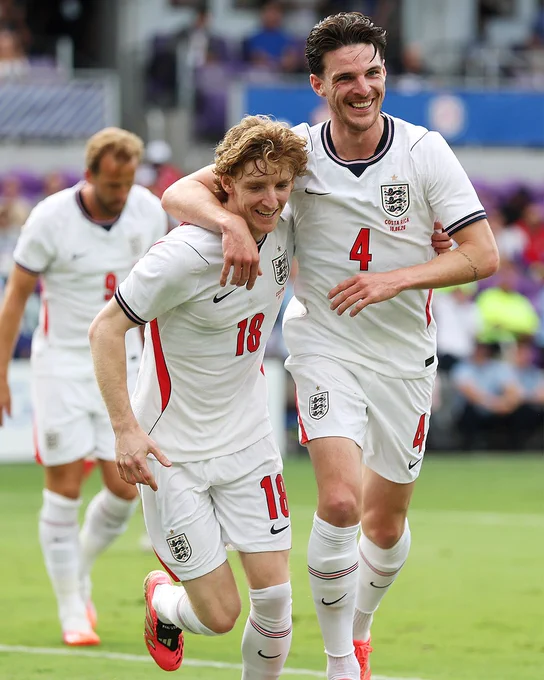 Image of Anthony Gordon and Declan Rice. 