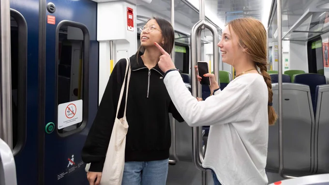  Parella d'usuàries a dins d'un tren d'FGC.