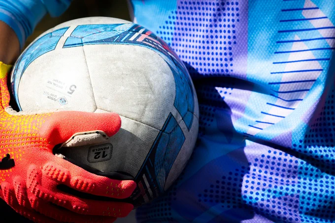 Un jour de soccer tient une balle
 