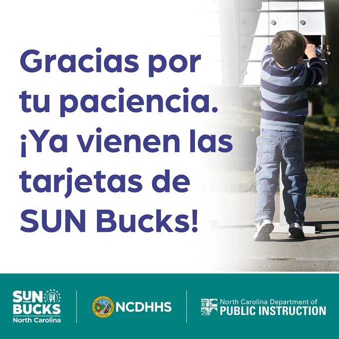 Foto de un niño sacando el correo de un buzón. El texto dice: “¡Gracias por tu paciencia! ¡Las tarjetas de SUN Bucks están por llegar!" El pie de página incluye lo siguiente ncdhhs.gov/sunbucks y tres logotipos: Sun Bucks North Carolina, NCDHHS y NCDPI. 
