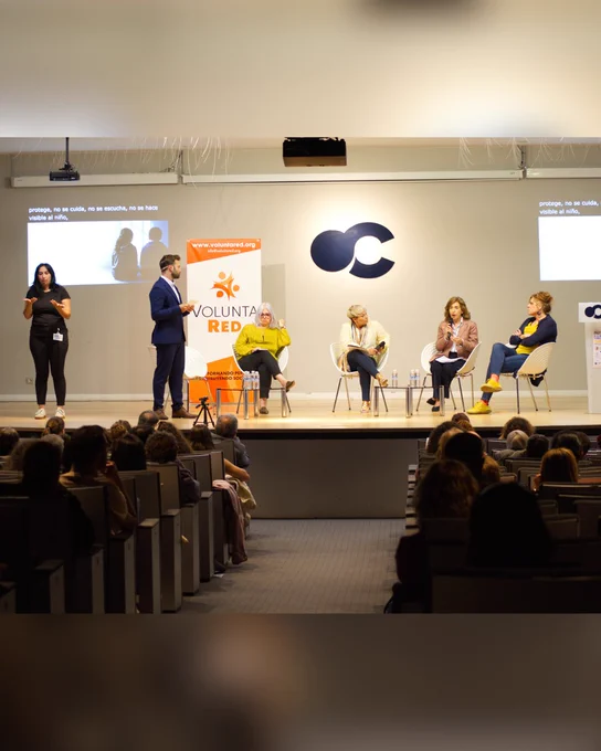 Un instante de la mesa redonda, con la intérprete a la izquierda.