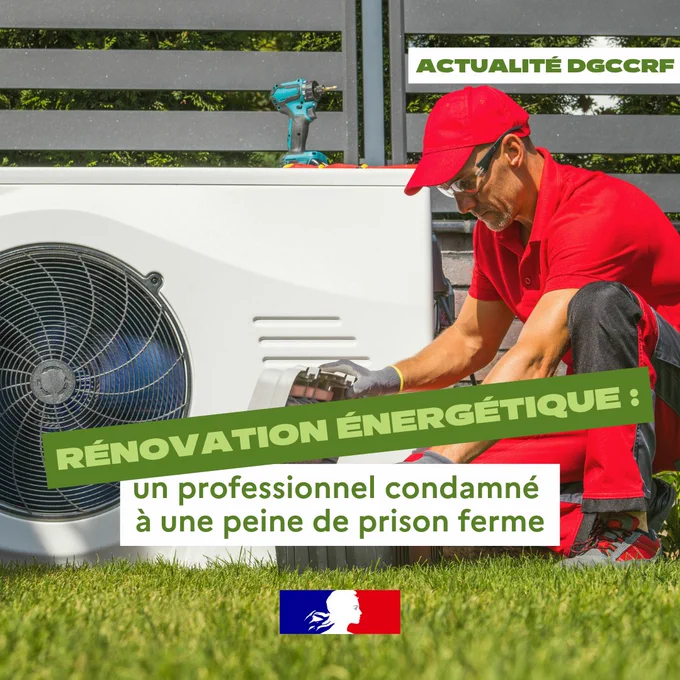 Un homme portant une casquette et des lunettes de protection installe un équipement de pompe à chaleur à l'extérieur. Un texte en surimpression indique : "Actualité DGCCRF - Rénovation énergétique : un professionnel condamné à une peine de prison ferme". En bas, le logo de la République française est visible.
