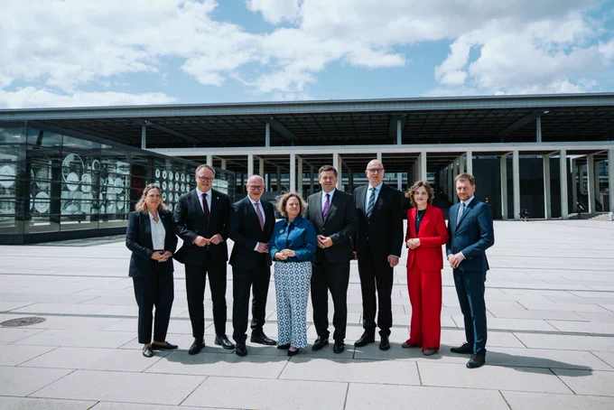 Gruppenbild der Ministerpräsidenten der ostdeutschen Bundesländer bei der MPK-Ost sowie der Ostbeauftragten Elisabeth Kaiser.