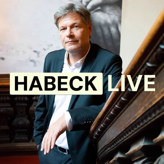 Podcast-Cover "Habeck live" mit einem Porträt von Robert Habeck im Foyer
