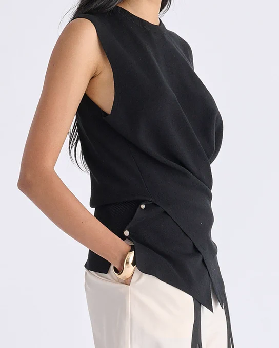 Meet your summer wardrobe foundation: the Crew Neck Wrap Front Knit Top 🖤 Designed with effortless simplicity in soft summer knitwear, made to pair with everything.  

📸 @bydistyle





#WardrobeEssentials #SummerKnitwear #StyleInspo #LondonFashion