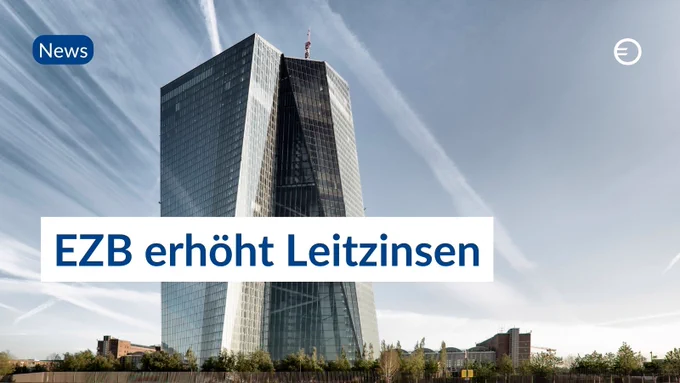 Das EZB-Gebäude und die Aufschrift "EZB-Rat erhöht Leitzinsen".