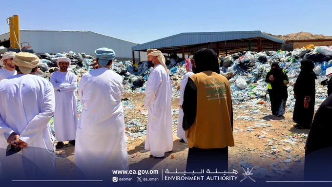 صورة لمجموعة أشخاص يقومون بالعمل الميداني داخل أحد مصانع إعادة تدوير البلاستيك.