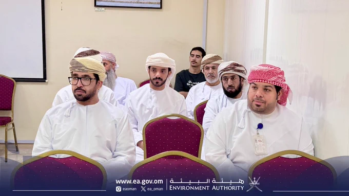 صورة مجموعة حضور داخل قاعة.