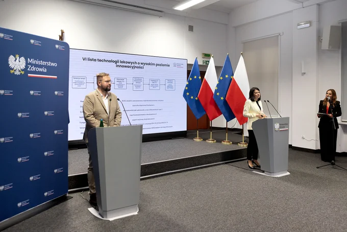 Na zdj. wiceminister zdrowia Katarzyna Kacperczyk i dyr. DPLiF Mateusz Oczkowski.