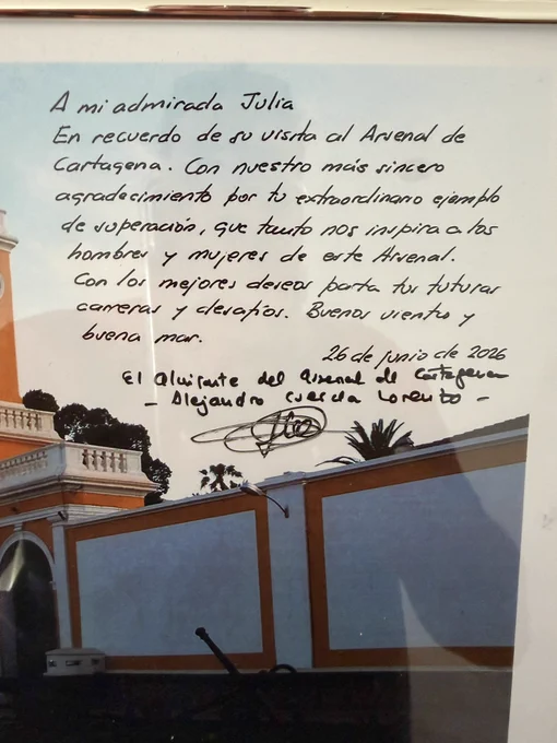 A mi admirada Julia
En recuerdo de su visita al Arsenal de Cartagena. Con nuestro más sincero agradecimiento por tu extraordinario ejemplo de superación, que tanto nos inspira a los hombres y mujeres de este arsenal. Con los mejores deseos para tus futuras carreras y desafíos. Buenos vientos y buena mar. 
El almirante jefe del arsenal de Cartagena