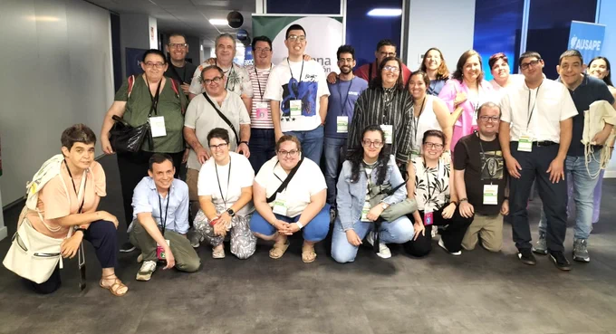 Foto de un grupo de personas participantes
