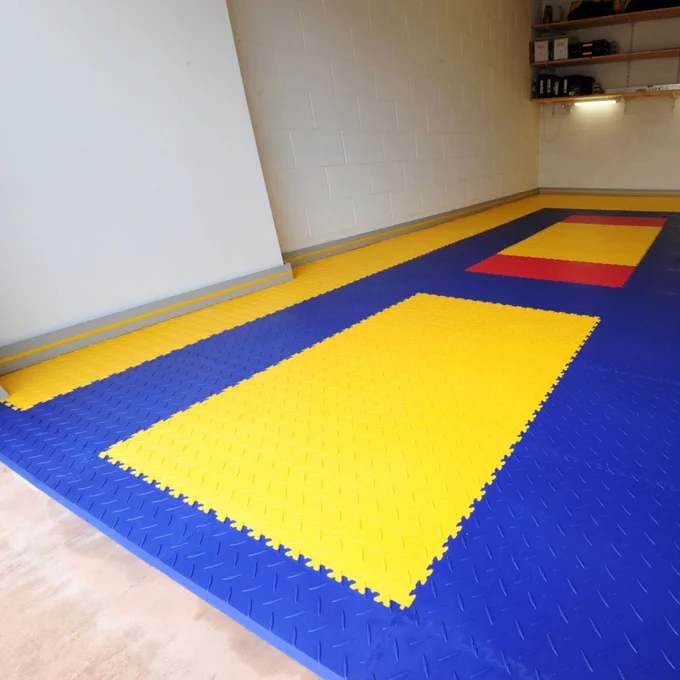 MotoLock tiles are designed to take high compression loads, like those found in materials movements operations in workshops, warehouses and distribution centres while the neat finish and smooth fit makes the tiles suitable for retail spaces, playrooms, gyms, garages, utility rooms, exhibition stands and more. Large space applications include exhibitions, railway stations, airports, passenger terminals, power plants, hangars and fire stations.