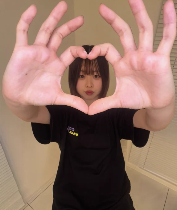 手のひらにほくろあるのバレた😏

お腹鳴ったので強制終了です笑　最後まで見てくれたみんなありがとう〜^_−☆

相変わらずひらがなで書いてくれる方が多くて嬉しいです(?) 簡単なやつは読めるからね！！！！！