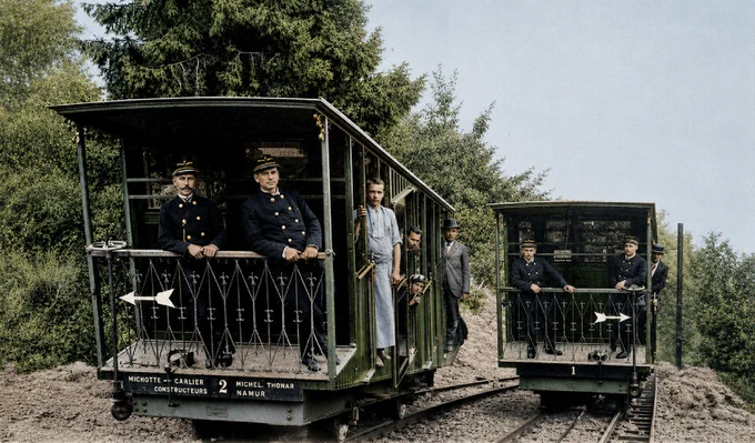 Funiculaire de la Citadelle de Namur d'après une carte postale ancienne circulée en 1902 restaurée et colorisée.