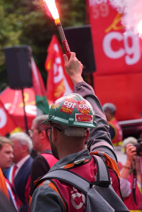 Un syndicaliste brandit un fumigène 