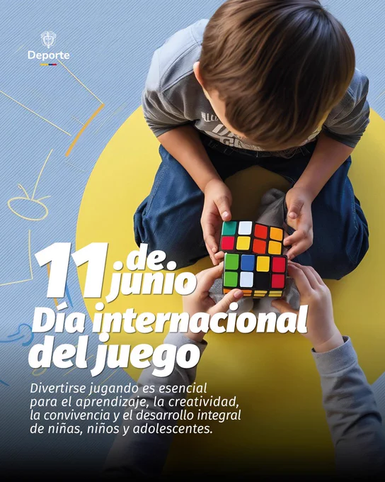 Texto alternativo: una vista desde arriba de dos niños sentados juntos, compartiendo y manipulando un cubo de Rubik. El niño de arriba viste una camiseta gris con capucha y pantalones vaqueros azules, mientras que del segundo niño solo se ven las manos extendidas desde la parte inferior de la imagen, vistiendo mangas grises.

El texto principal en la imagen dice:
"11 de junio
Día internacional del juego"
Debajo, en letra más pequeña, se lee:
"Divertirse jugando es esencial para el aprendizaje, la creatividad, la convivencia y el desarrollo integral de niñas, niños y adolescentes."