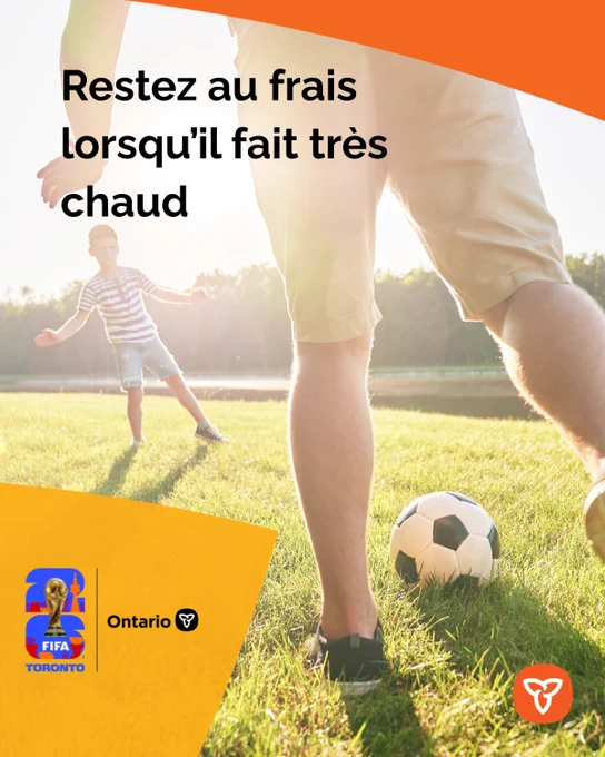 Deux personnes qui jouent au soccer en plein soleil Text: Restez au frais lorsqu’il fait très chaud 