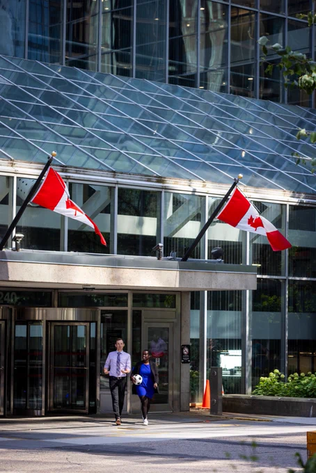 Deux personnes sortant d’un édifice municipal au Canada.
