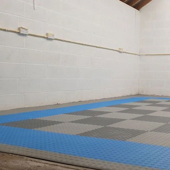 MotoLock tiles are designed to take high compression loads, like those found in materials movements operations in workshops, warehouses and distribution centres while the neat finish and smooth fit makes the tiles suitable for retail spaces, playrooms, gyms, garages, utility rooms, exhibition stands and more. Large space applications include exhibitions, railway stations, airports, passenger terminals, power plants, hangars and fire stations.