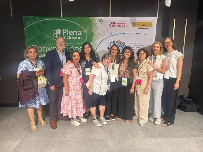 Foto de familia de personas de Confe México y Plena inclusión España