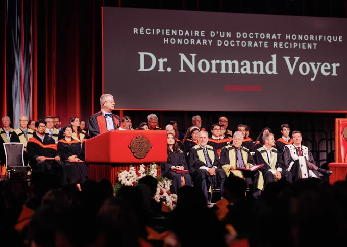 Dr. Normand Voyer, récipiendaire d'un doctorat honorifique de l'Université d'Ottawa, prend la parole sur scène.